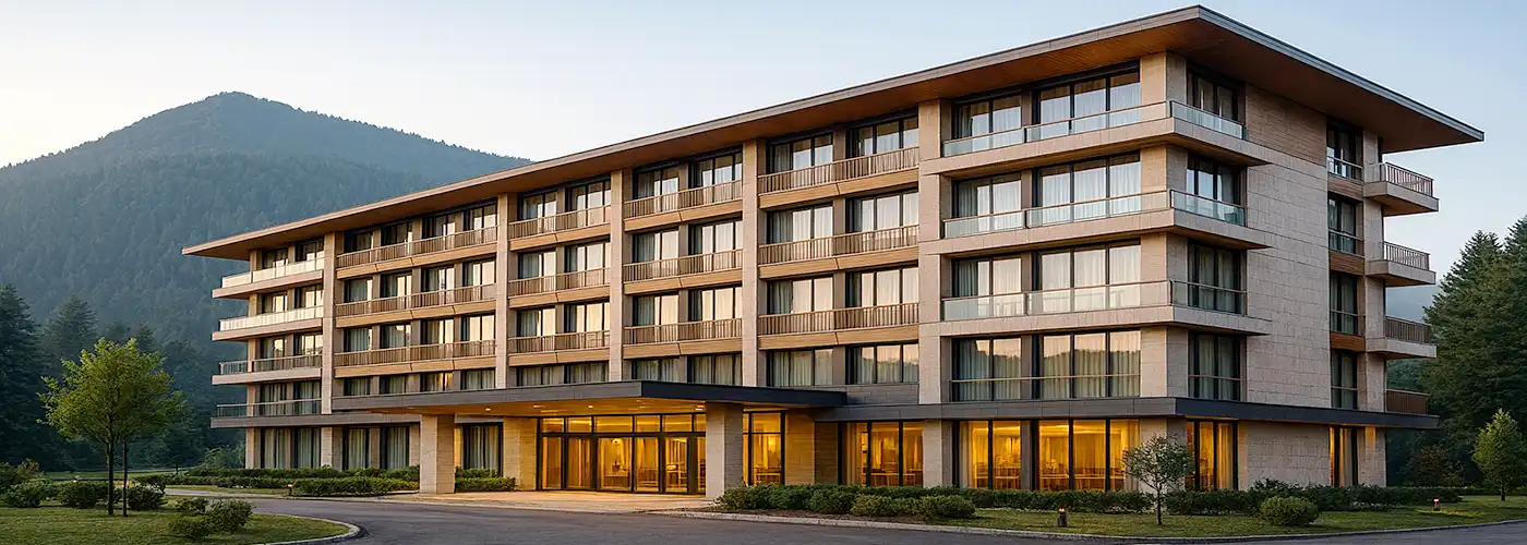 Экстерьер современного отеля в тихой горно-курортной среде в Сербии с видимой вывеской HOTEL